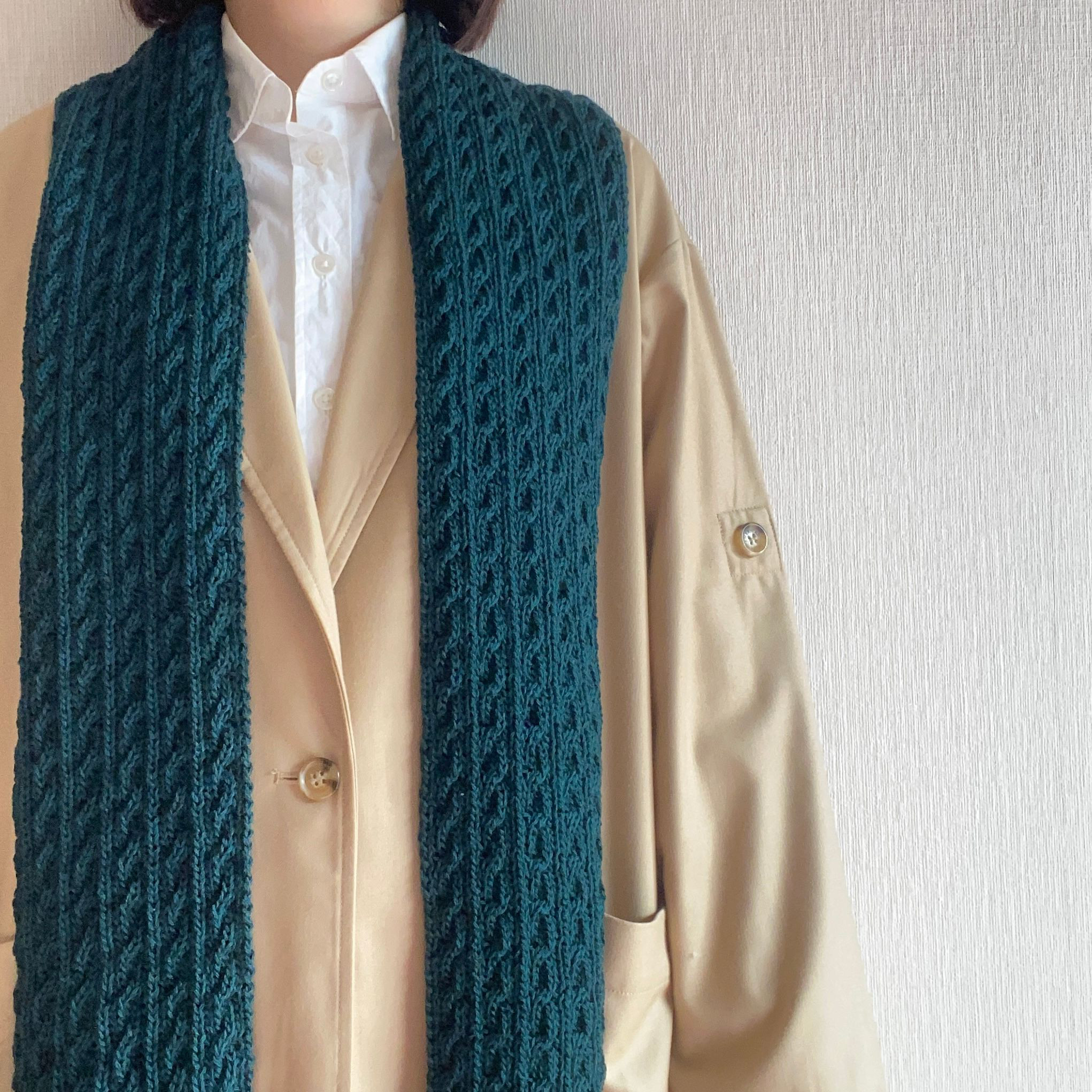 毛糸が苦手な方へ　手編み　マフラー♦ グリーン＊ナチュラルなケーブル模様　セラミック加工ウール100％　手触りさらり