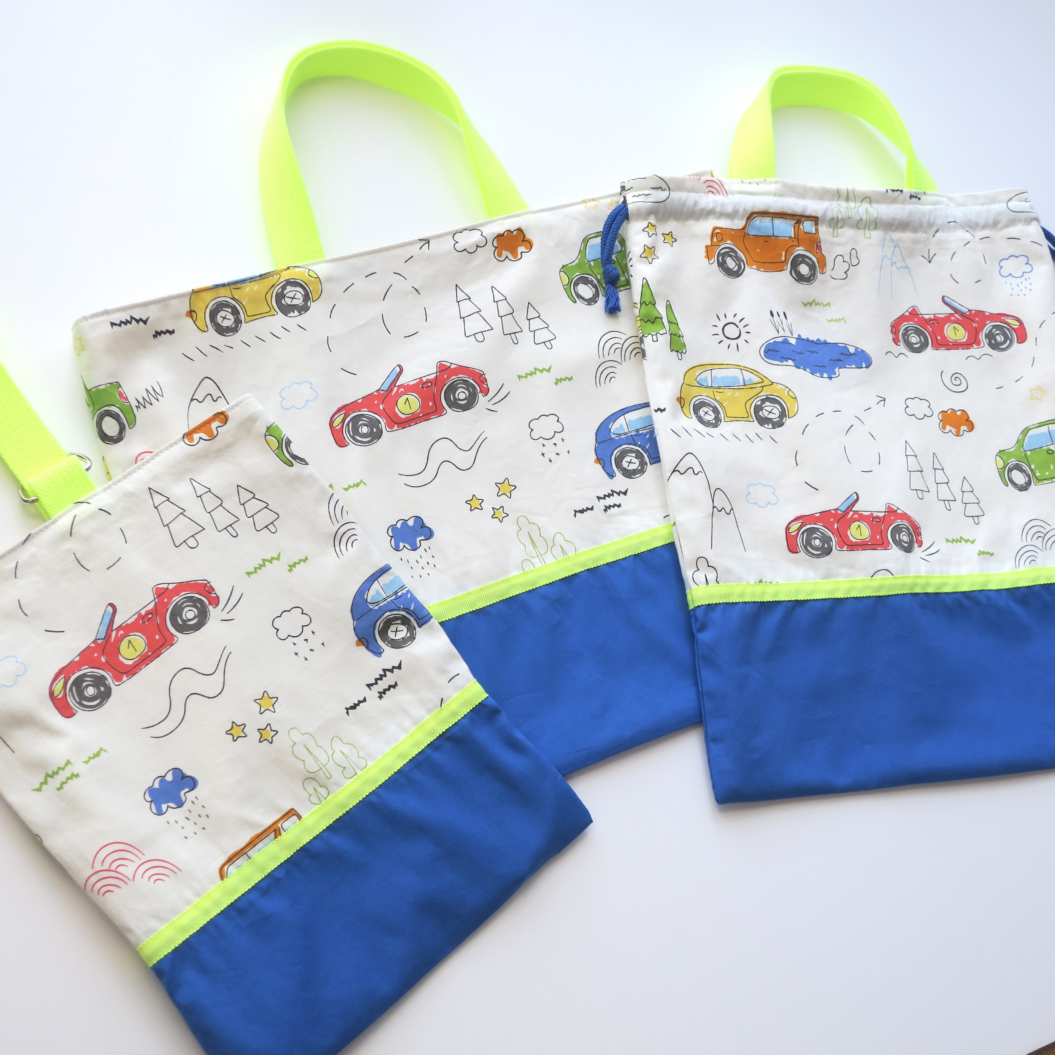 くるま柄 ×ネオンイエロー【入園入学3点セット】レッスンバッグ・上履き入れ・お着替え袋【青×ネオンイエロー】