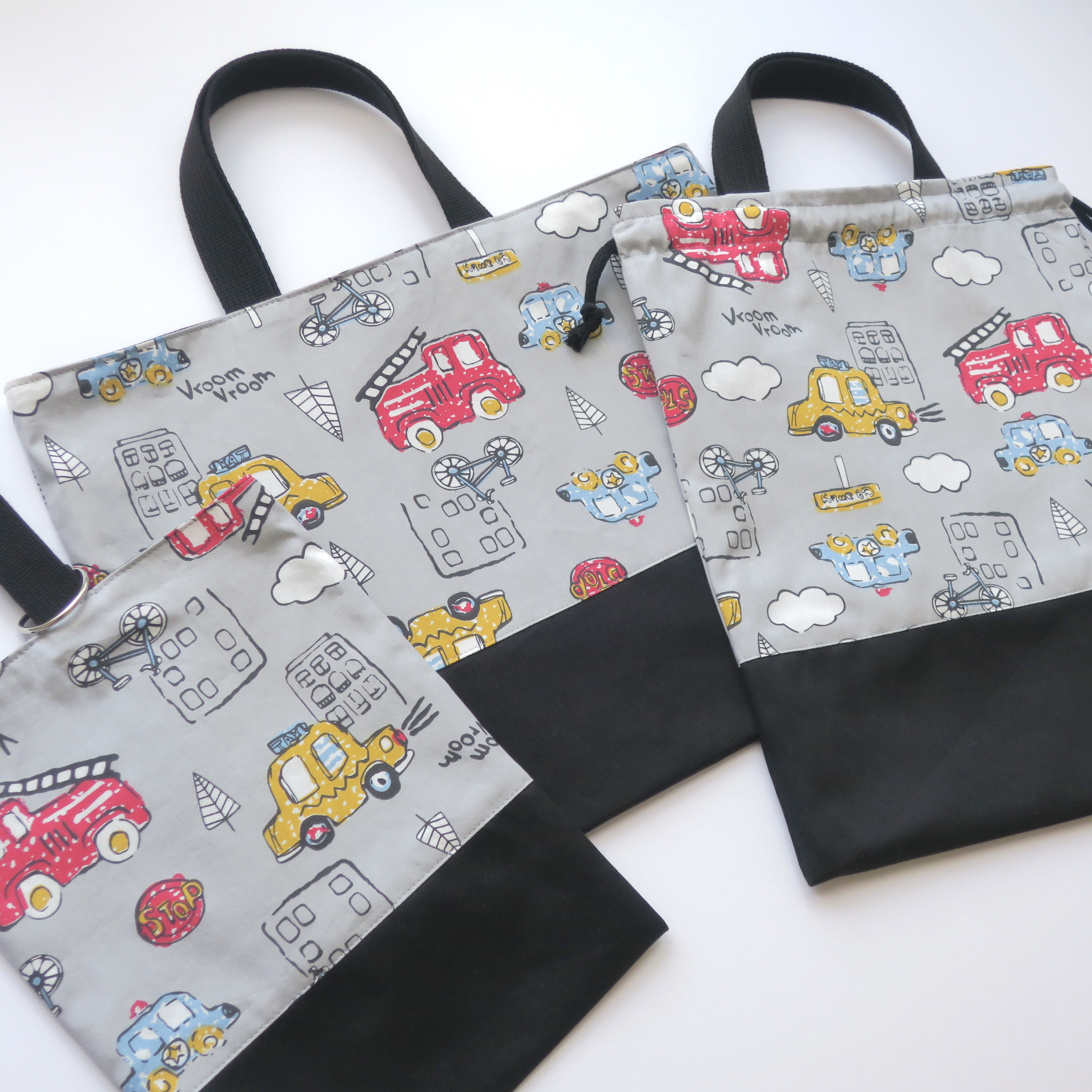 はたらく車【入園入学３点セット】レッスンバッグ・上履き入れ・お着替え袋【グレー×ブラック】 4,510円