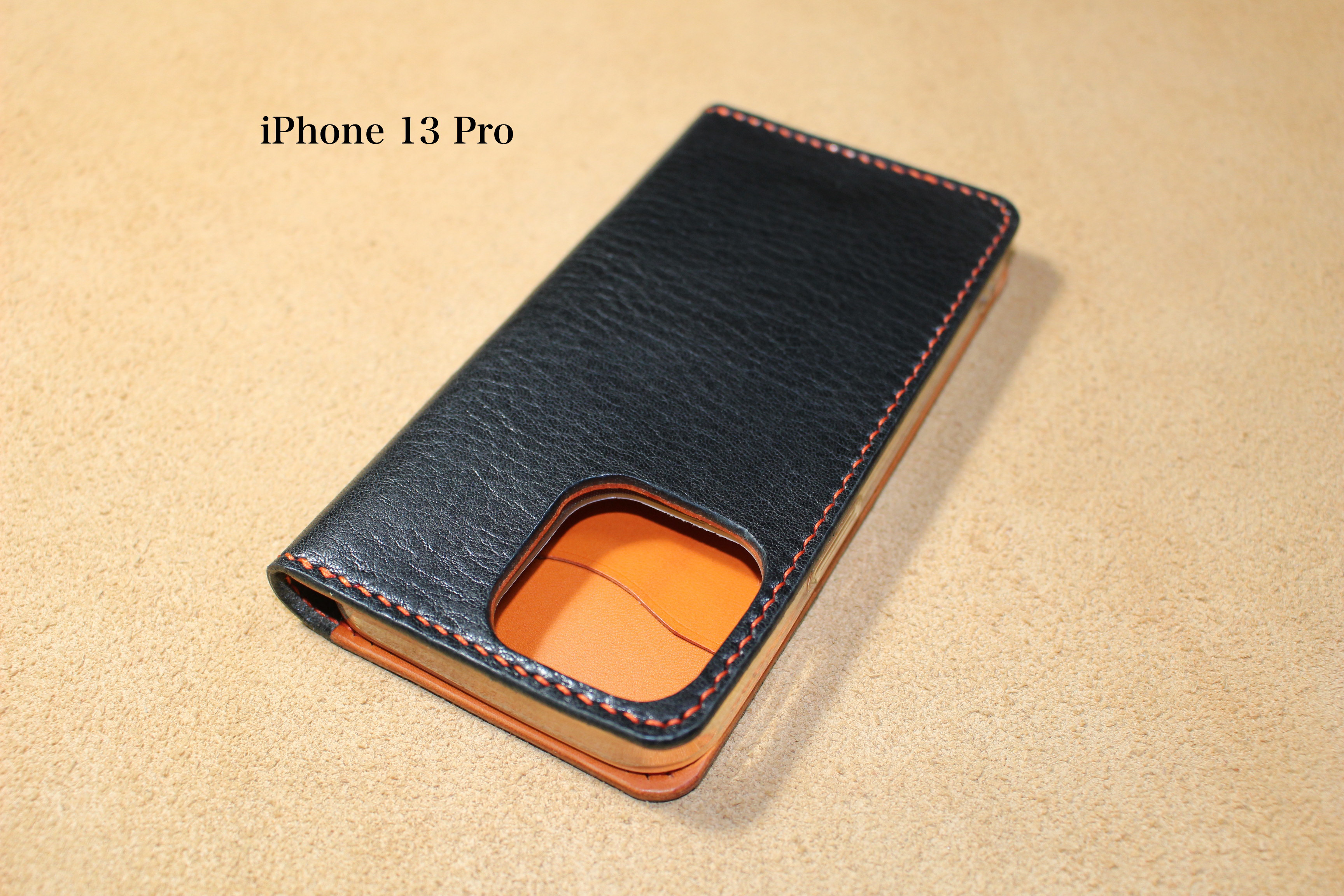 在庫処分SALE  iPhone13 Pro用　手縫い製作　栃木レザー/外装バケッタ・ブラック/内装クラシコ・オレンジ