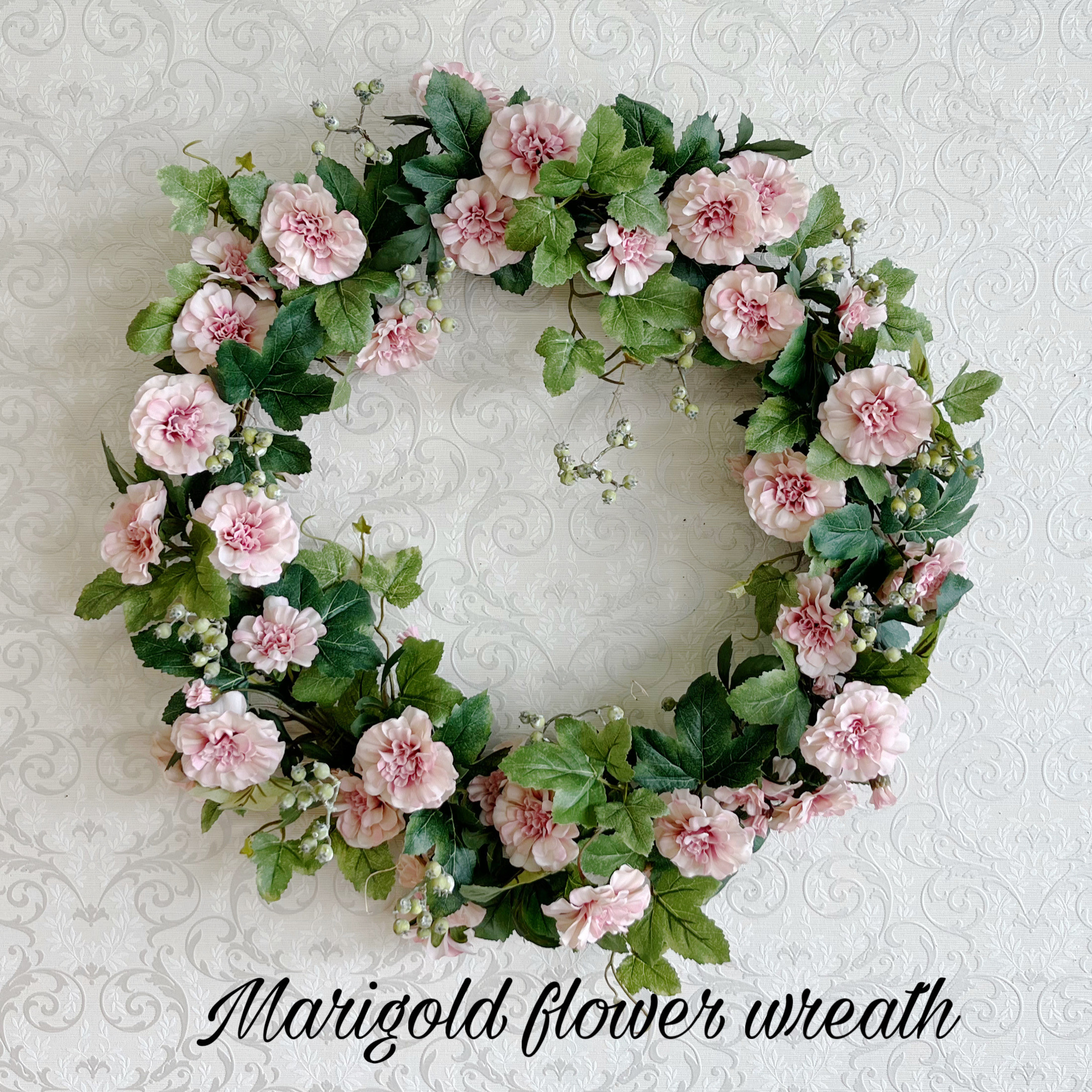 マリーゴールドの可愛らしい壁掛けリース