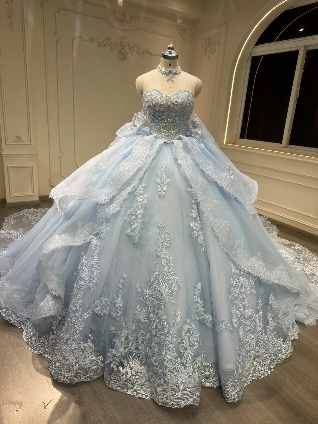 2025新作　水色　豪華なウェディングドレス　可愛い　たっぷりなレース　花柄　フラワー　華やかな引裾　前撮り結婚式披露宴