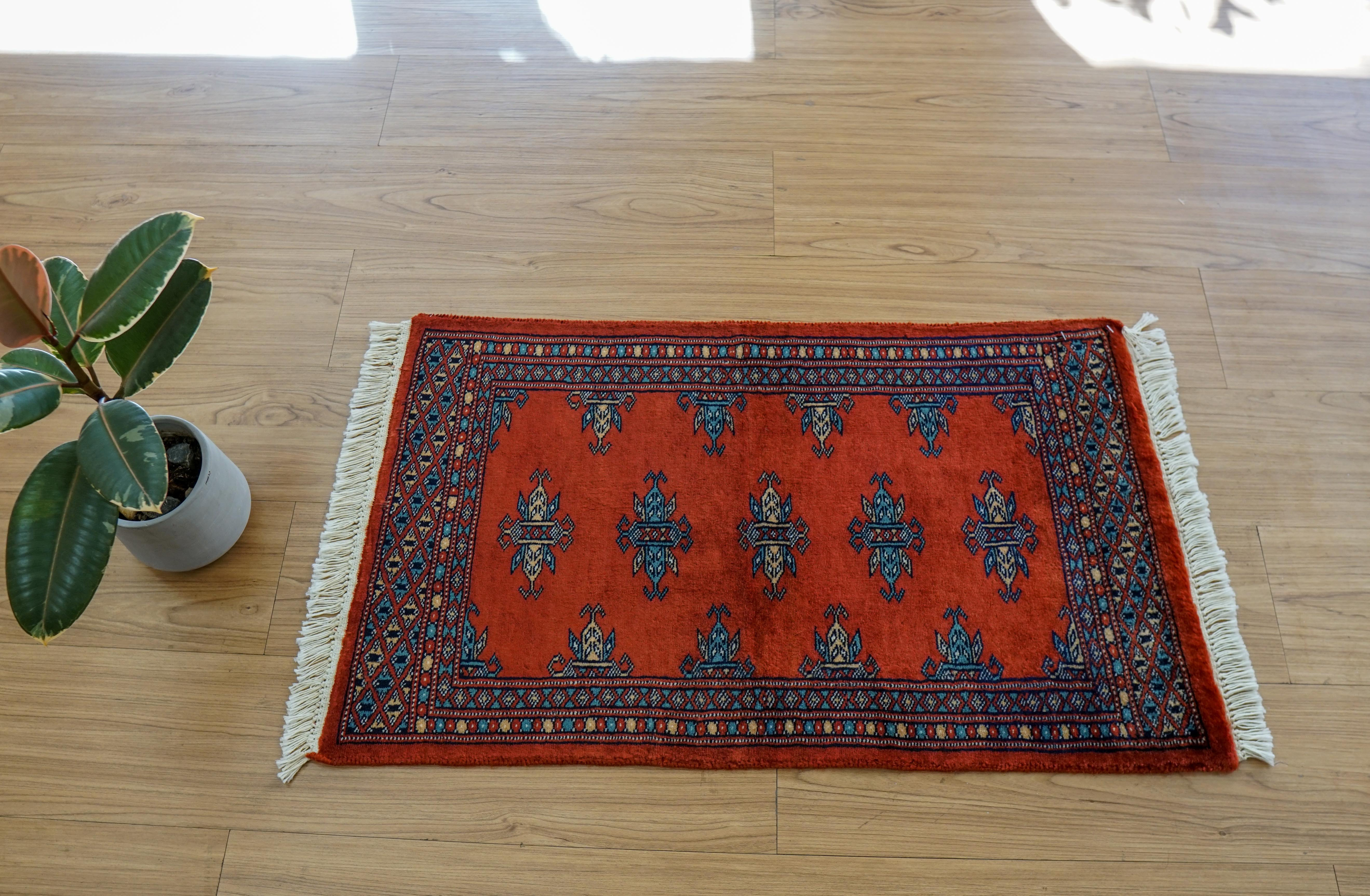 パキスタン手織り絨毯 バタフライモチーフラグ 77×45cm 14,700円