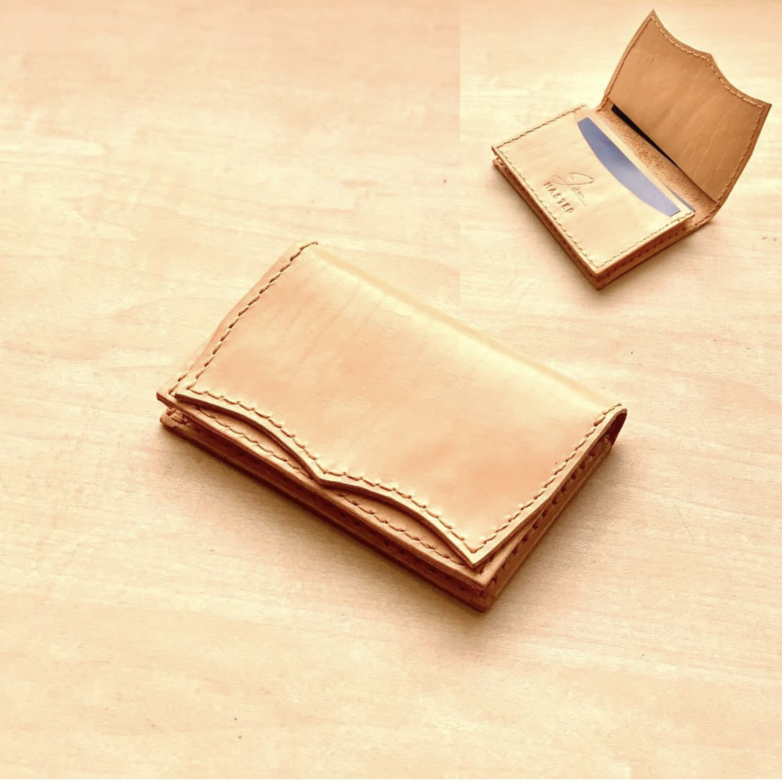 ヌメ革製 波をモチーフにした名刺入れ ナチュラル