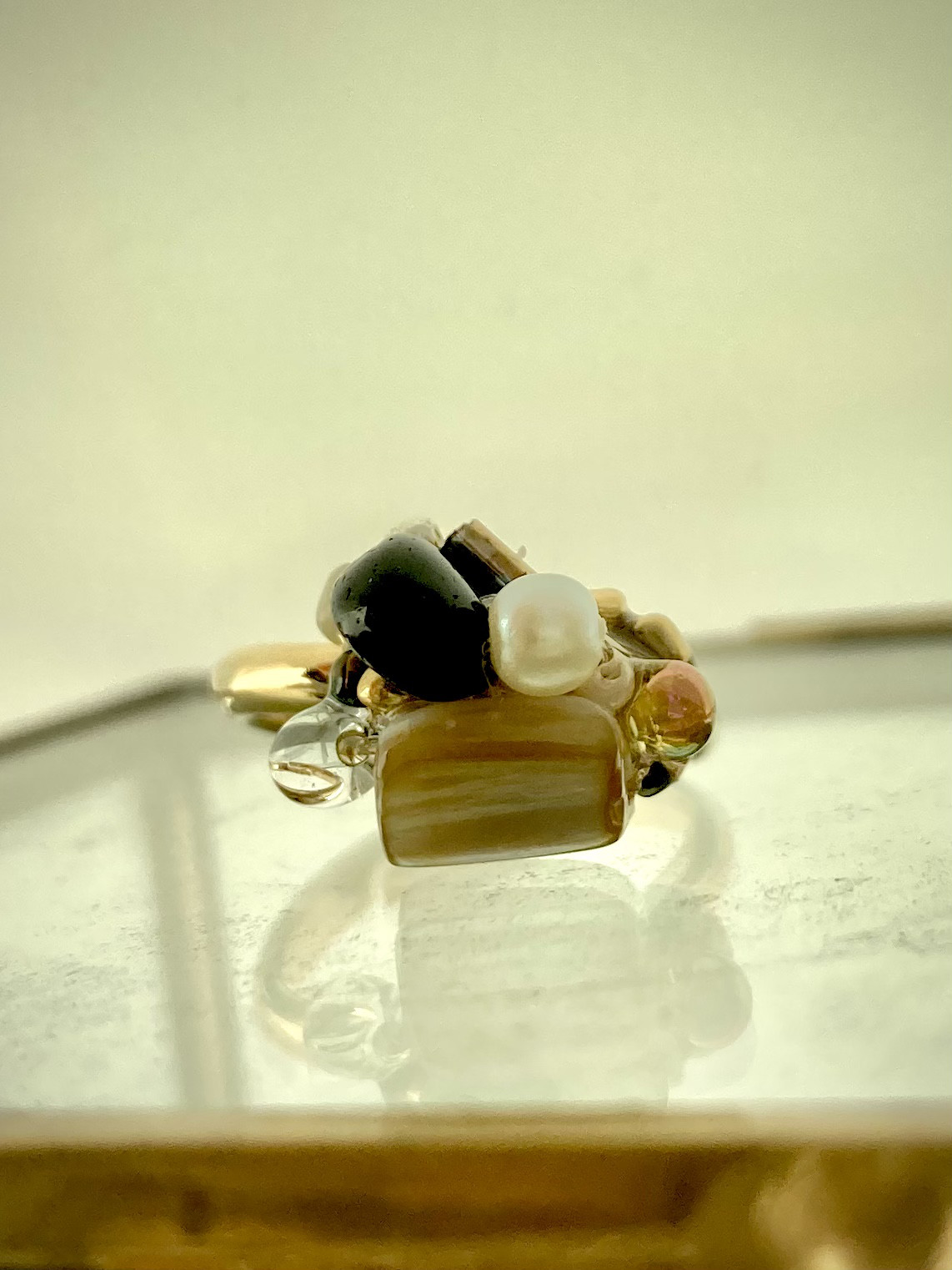 【天然石とビーズのリング】世界に１つ 透明感 ベージュ ブラウン オニキス パール シェル ニュアンス 金古美