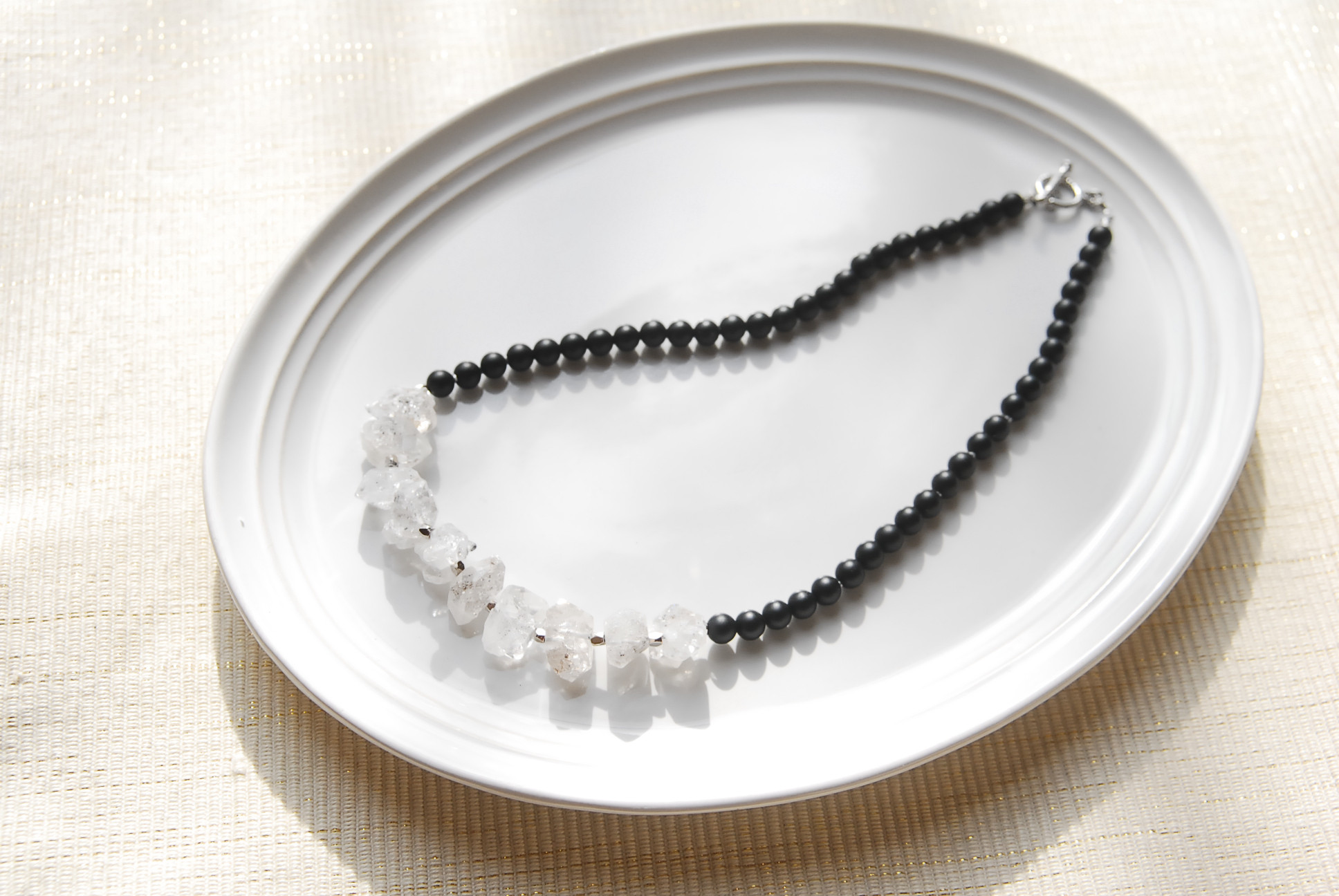 オニキスとダブルポイント水晶のネックレス