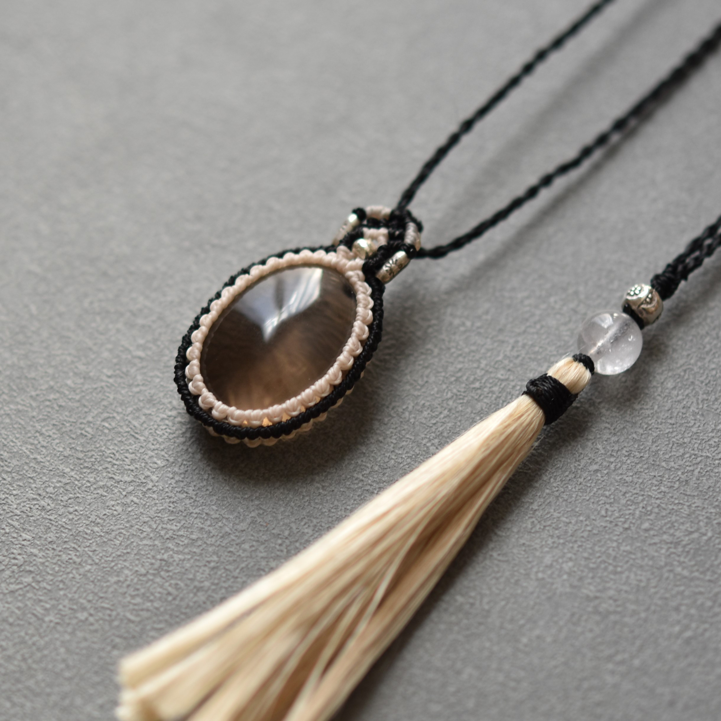 煙水晶―スモーキークォーツ―と栃木県産精麻のマクラメネックレス【カレンシルバー・ヒマラヤ水晶使用】