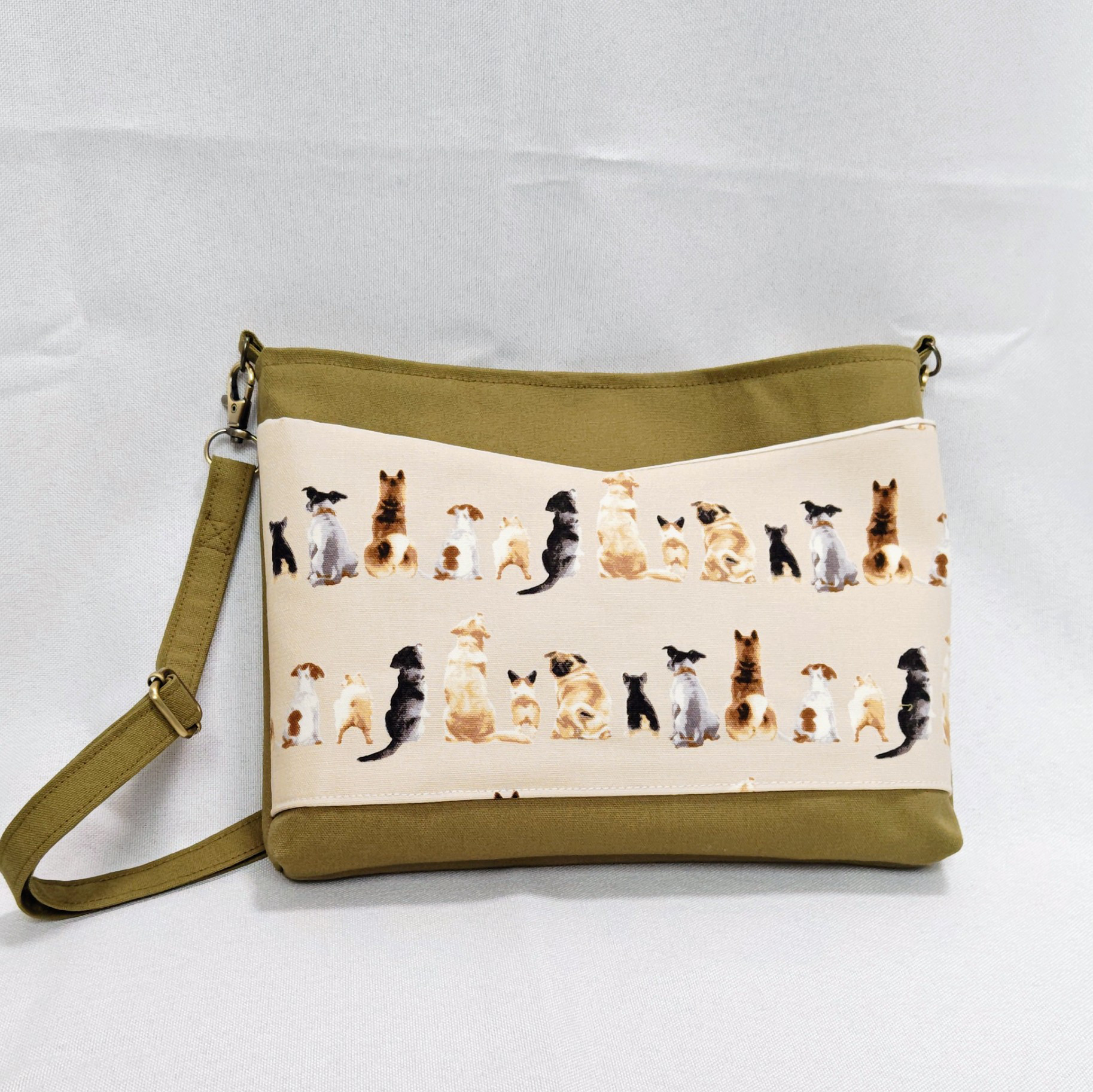 「Dog Parade（ドッグパレード）」シリーズ　たっぷり入るツーウェイ　スマホポシェット&バッグインバッグ