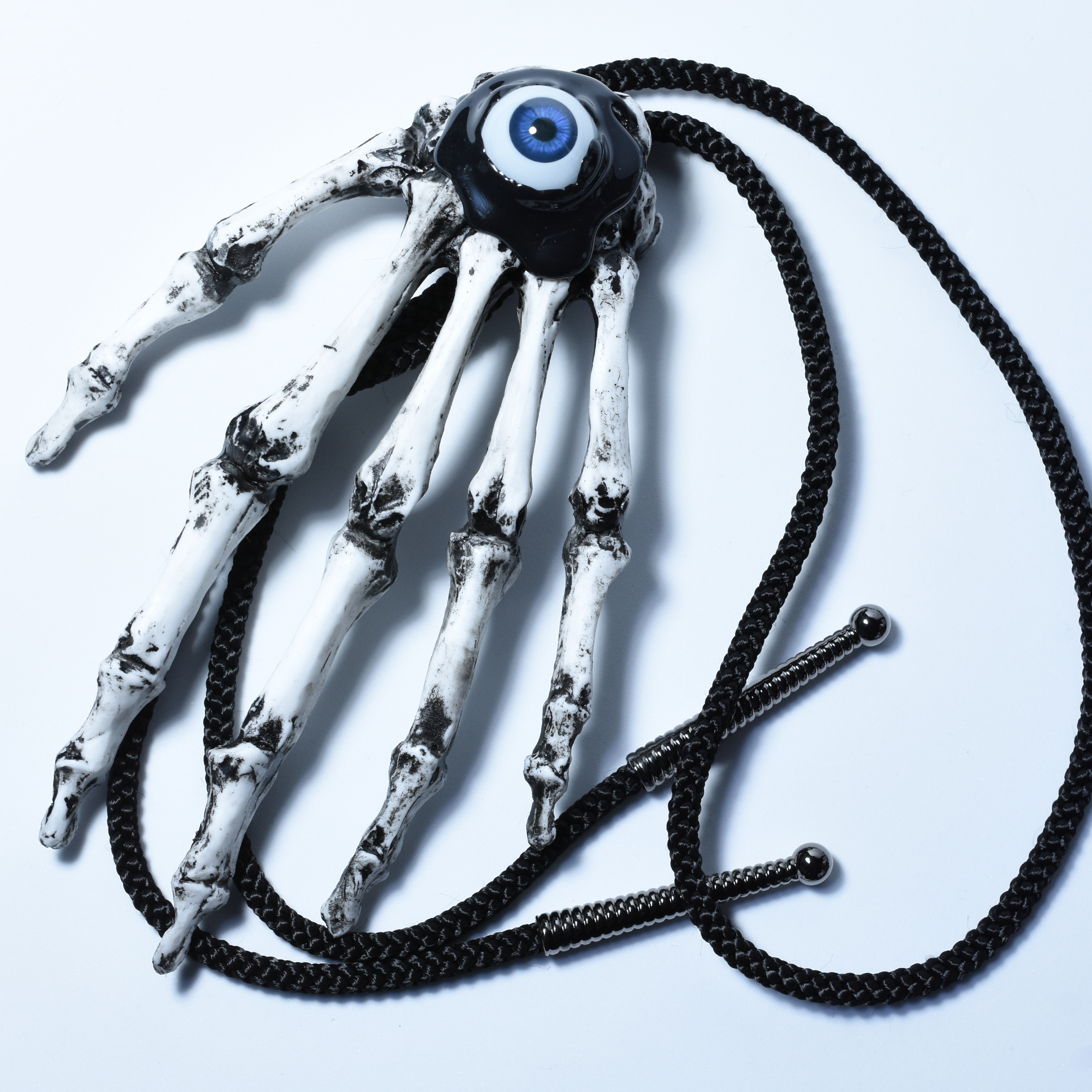 義眼付き手の骨のループタイ:瞳の色ブルー