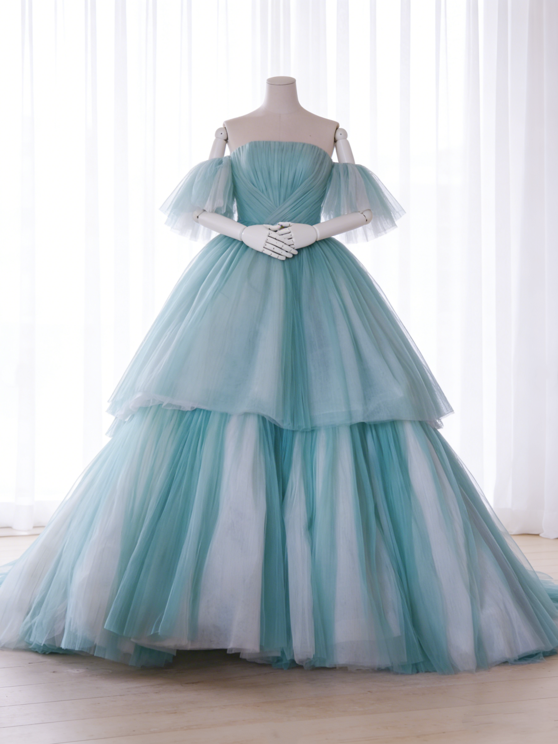 送料無料！カラードレス グリーン フリル袖 オートクチュール 結婚式 ティアードのドレス ベアトップ ハンドドレープ