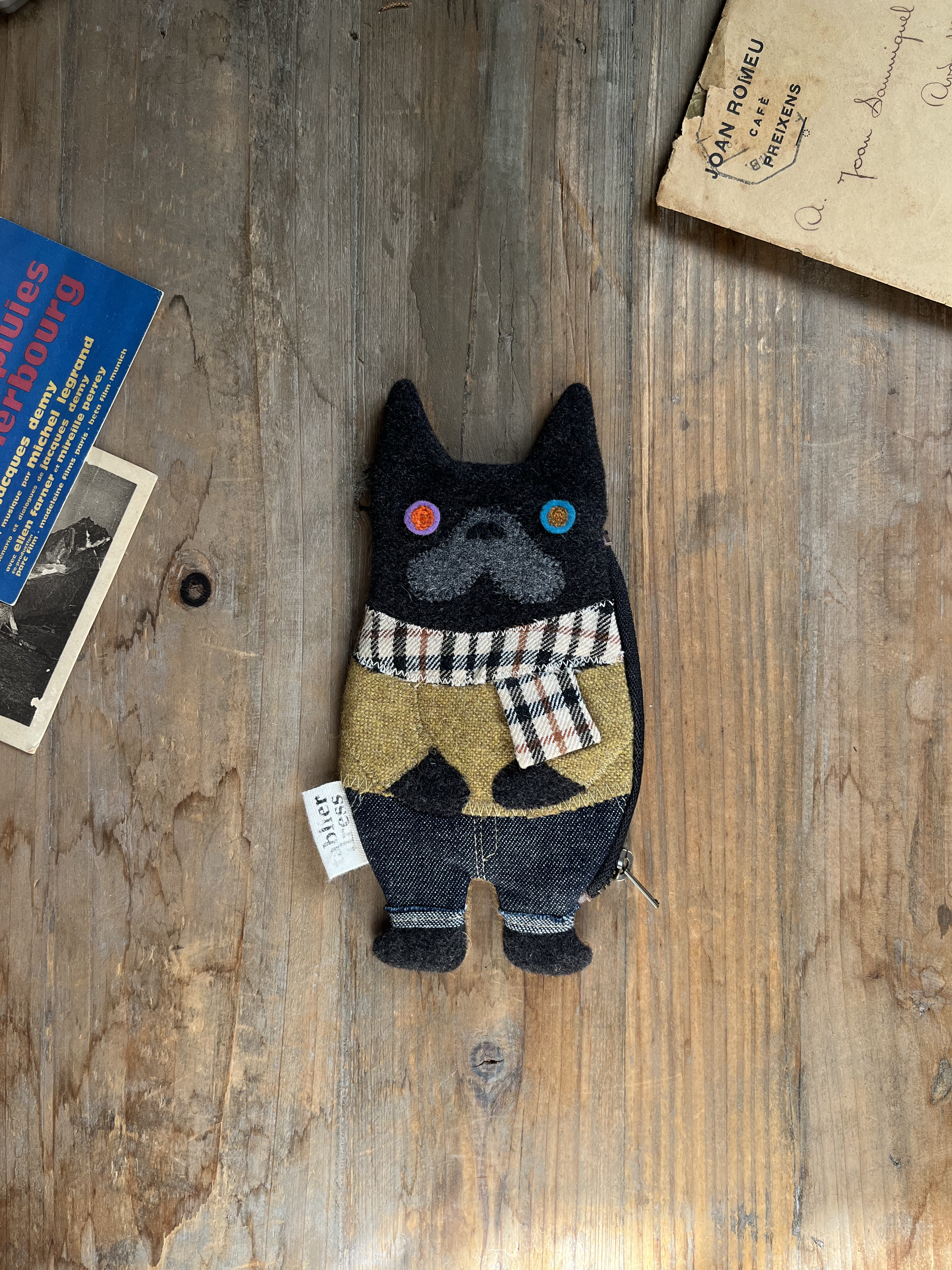 チェックのマフラーをしたフレブルポーチ