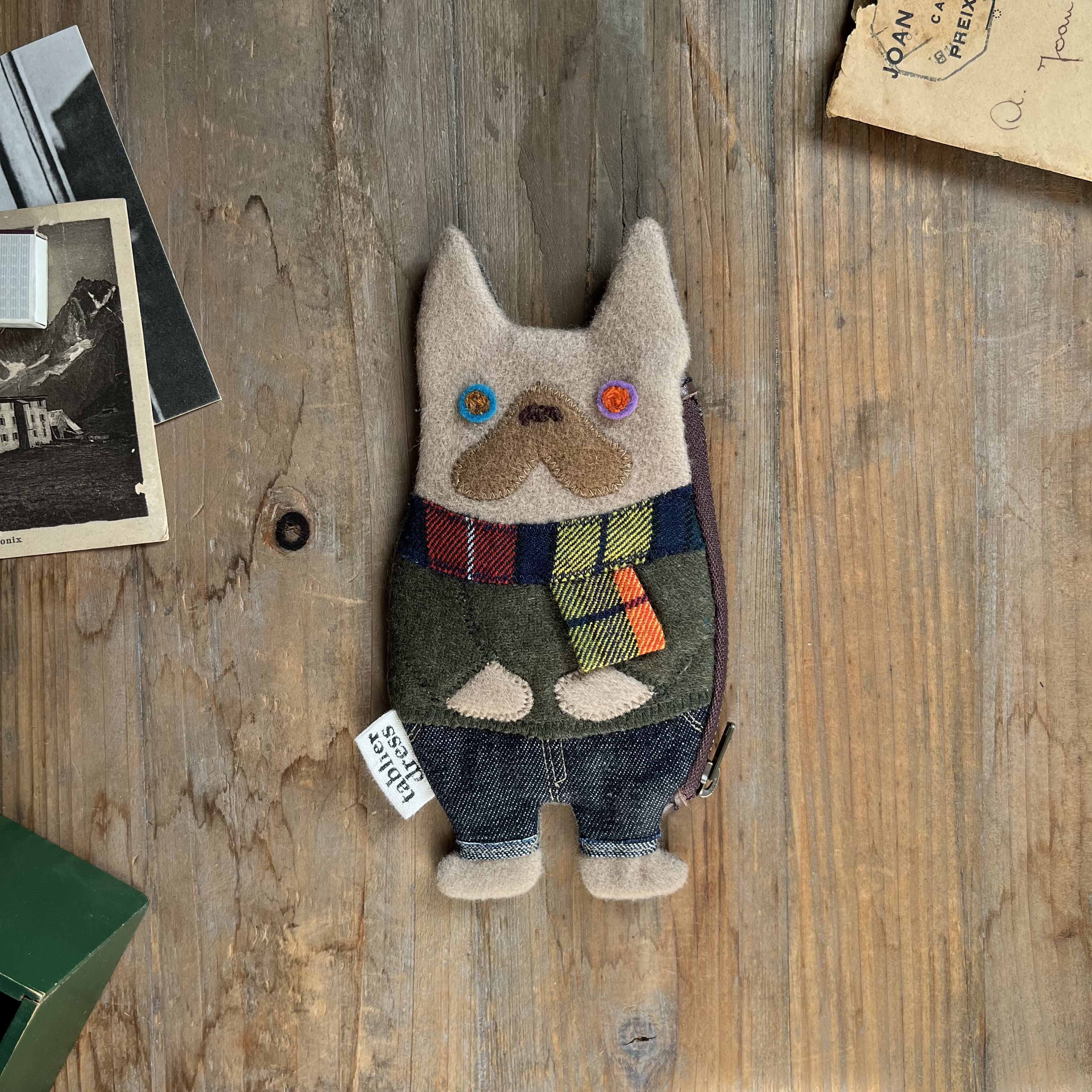 タータンチェックのマフラーをしたフレブルのポーチ