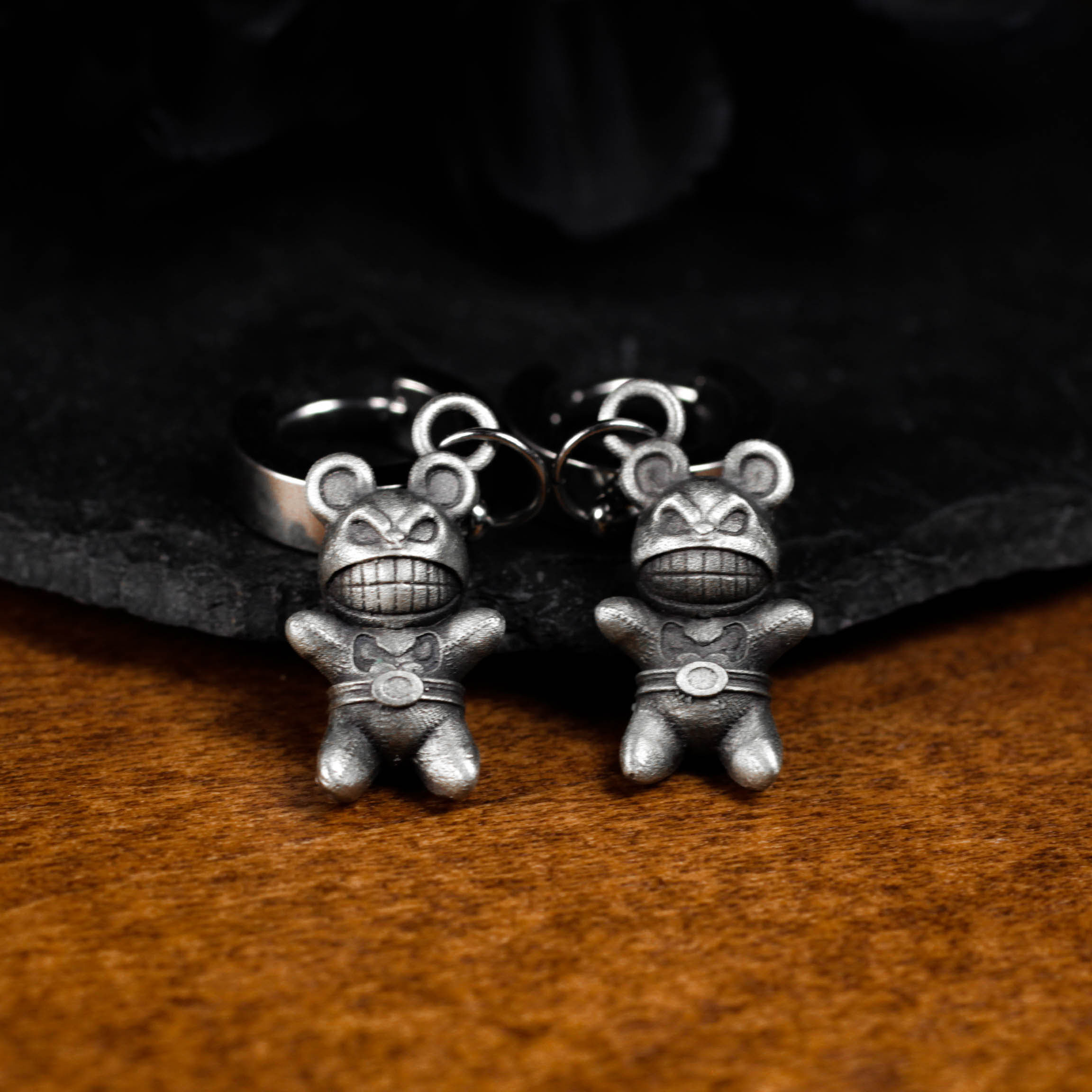 ダークテディベアダングルイヤリング：925シルバーパンクフープ