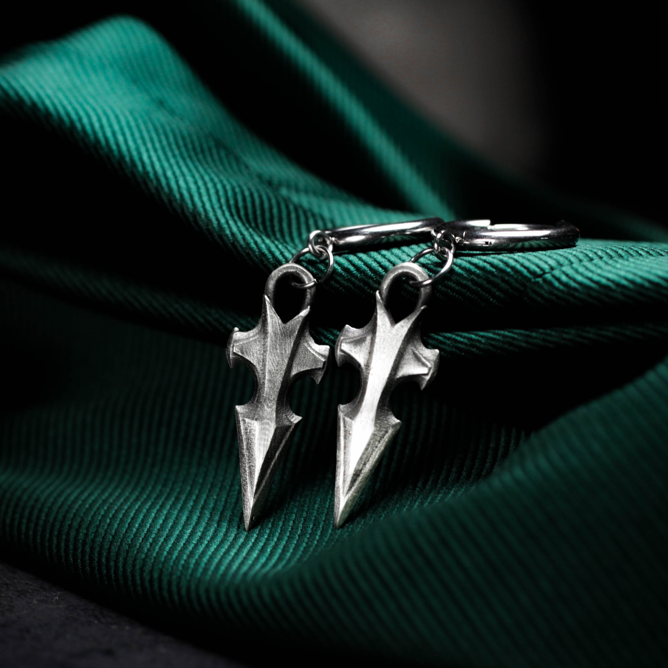 スネークスピリットダガーイヤリング - 925シルバーダークファンタジーフープイヤリング - 男女兼用パンク戦士ブレード