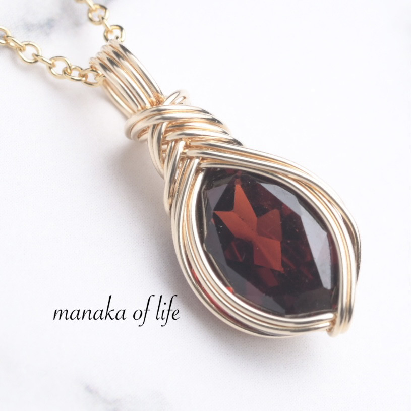 モザンビークガーネット ペンダントトップ ワイヤーラッピング ネックレス  天然石14kgf 送料無料でお届けします