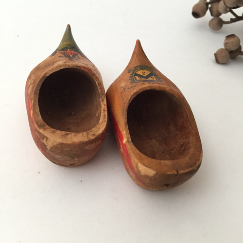 古いオランダのお土産品 小さな木靴 ギフト 針山 アンティーク 木製靴