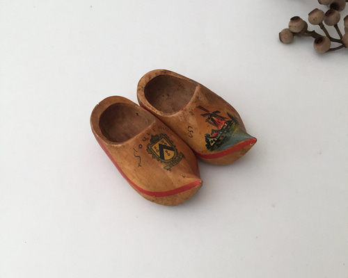 古いオランダのお土産品 小さな木靴 ギフト 針山 アンティーク 木製靴