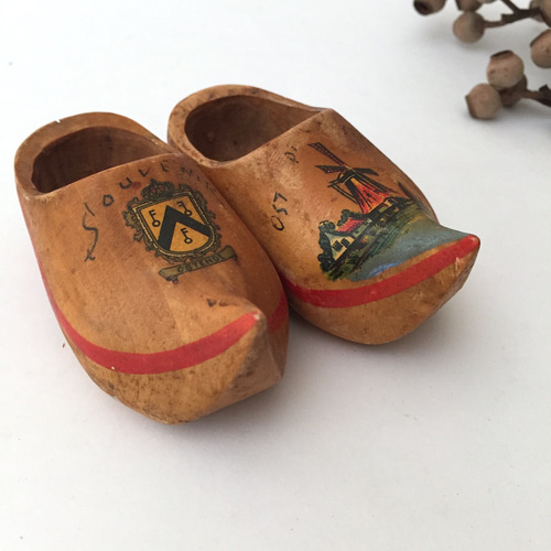 古いオランダのお土産品 小さな木靴 ギフト 針山 アンティーク 木製靴