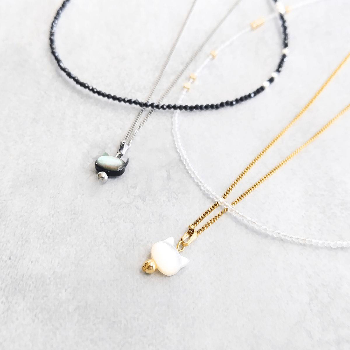 "簡単着脱"２本セット 白猫 / 黒猫 マグネット留め具 ＆ 天然石  ネックレス / ブレスレット 金属アレルギー対応