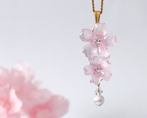 春にぴったりの艶やかで桜の花びらを散りばめた様な可愛らしいペンダントライト ひと足先に春を告げる桜｜ichirin シーリングライト・天井照明