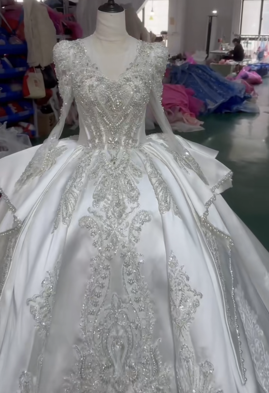 純白真っ白　ウェディングドレス　サテン　光沢感　長袖　激安　フリル　ラッフルスカート　海外挙式本命ドレス制作前撮りお呼ば