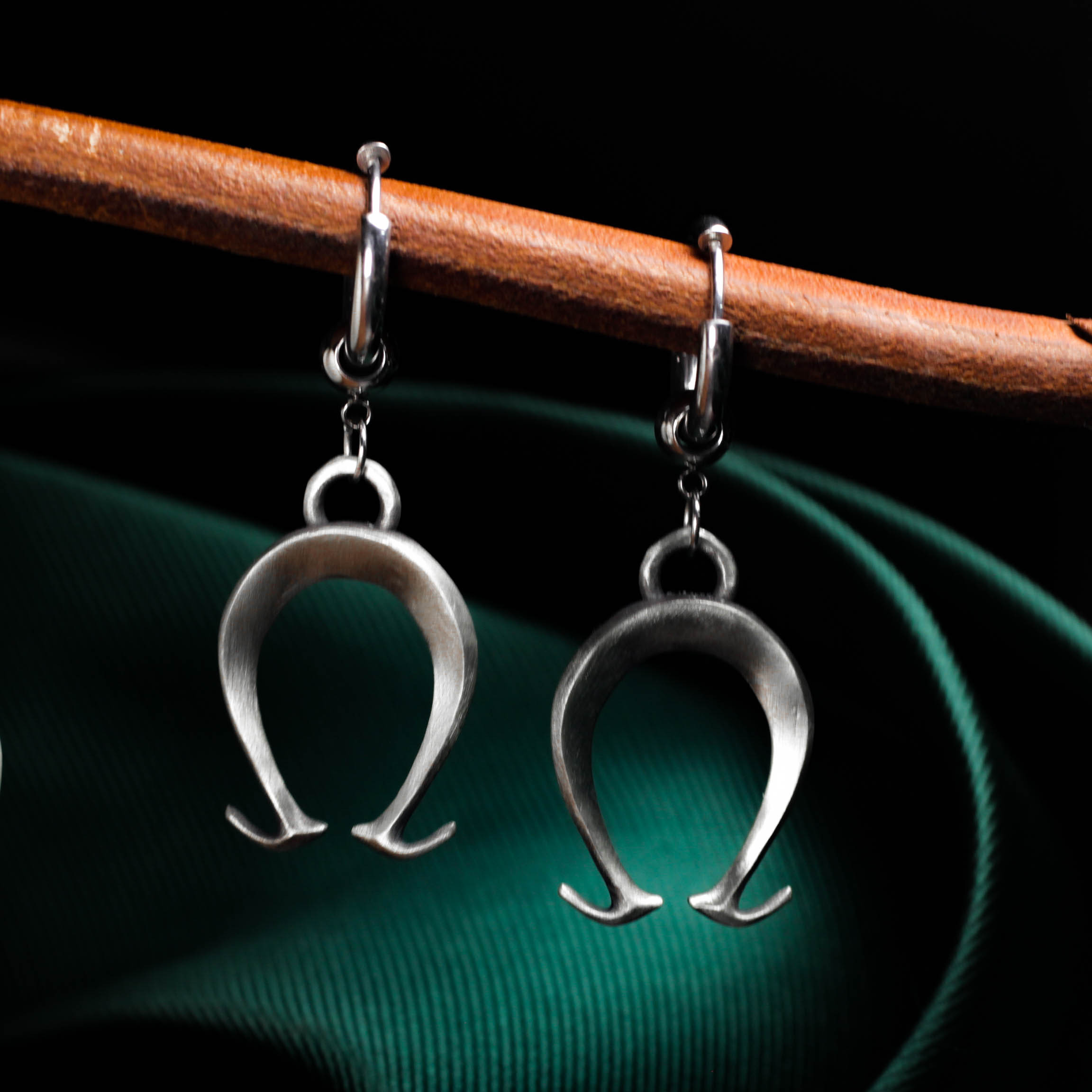 925シルバームーンクレセントダングルイヤリング：ゴシックダークファンタジージュエリー