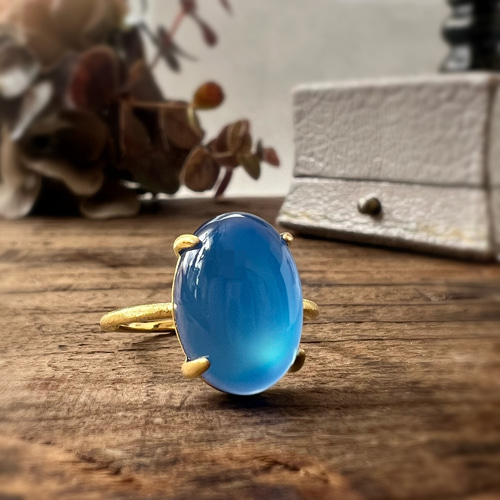深みブルーが指先を彩る・:*ブルーカルセドニーの艶オーバルリング