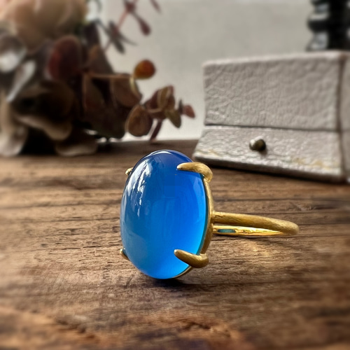 深みブルーが指先を彩る・:*ブルーカルセドニーの艶オーバルリング