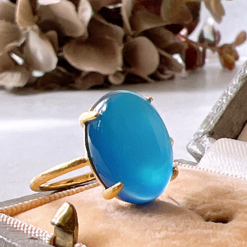 深みブルーが指先を彩る・:*ブルーカルセドニーの艶オーバルリング