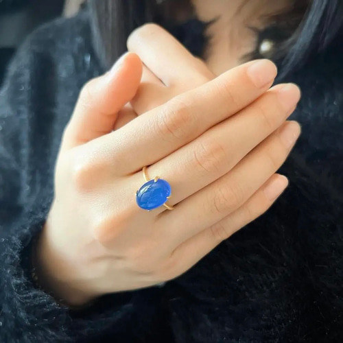 深みブルーが指先を彩る・:*ブルーカルセドニーの艶オーバルリング