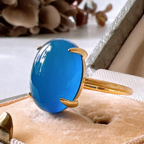 深みブルーが指先を彩る・:*ブルーカルセドニーの艶オーバルリング