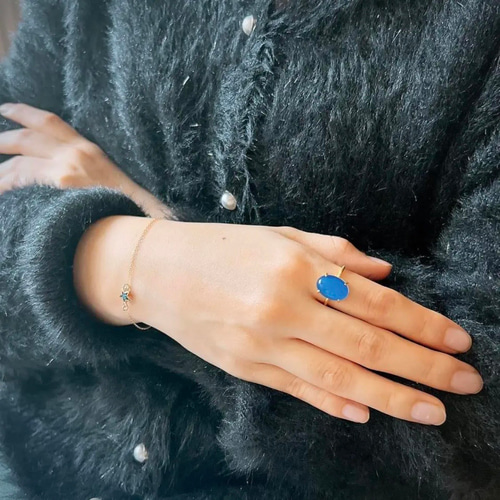 深みブルーが指先を彩る・:*ブルーカルセドニーの艶オーバルリング