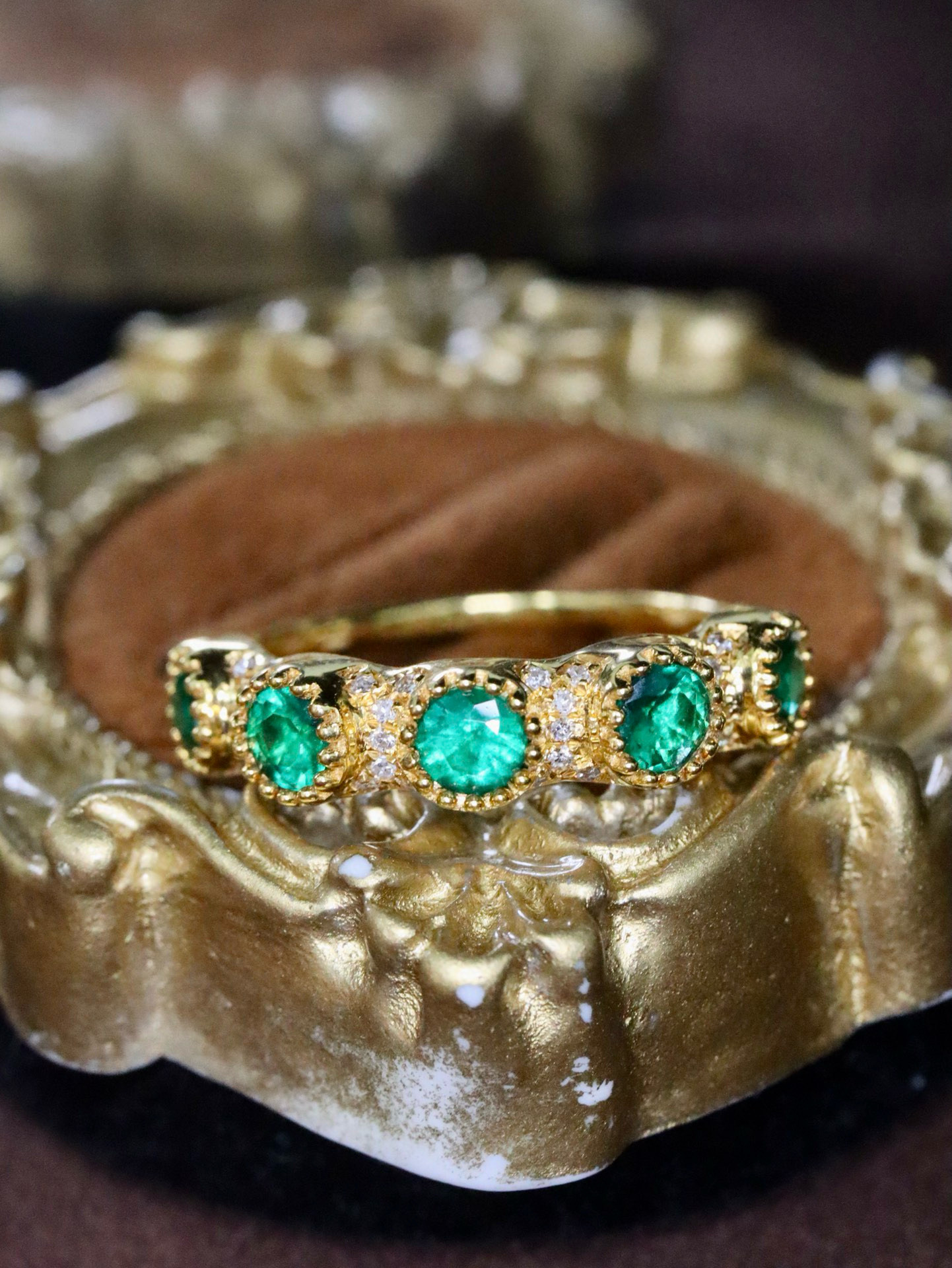 「ハーフエタニティ」K18 天然エメラルド　春　並び無い　高貴　5月誕生石　上品　天然ダイヤモンド リング　0.58ct