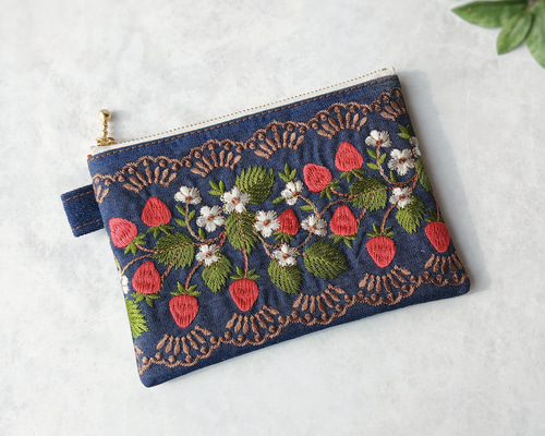 いちご柄 刺繍リボンのデニムフラットポーチ＊15cm ポーチ とらちゃん