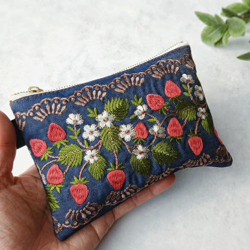 いちご柄 刺繍リボンのデニムフラットポーチ＊15cm ポーチ とらちゃん