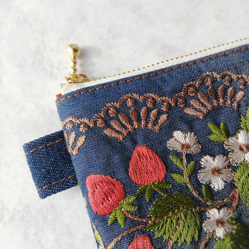 いちご柄 刺繍リボンのデニムフラットポーチ＊15cm ポーチ とらちゃん
