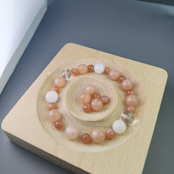 「元気も、優しさも、どちらも欲しい」太陽と月のエネルギー「天然サンストーン*ムーンストーン*クリア水晶」ブレス 2枚目の画像