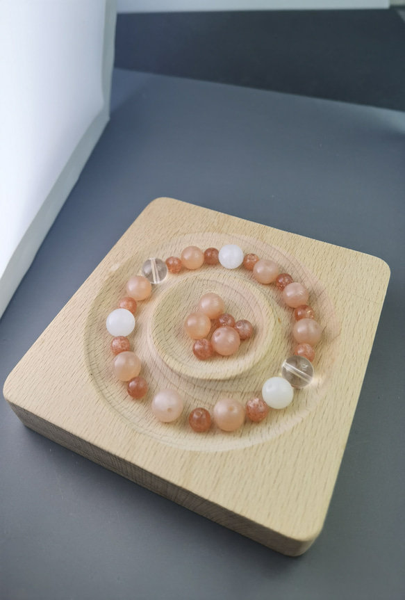 「元気も、優しさも、どちらも欲しい」太陽と月のエネルギー「天然サンストーン*ムーンストーン*クリア水晶」ブレス 2枚目の画像