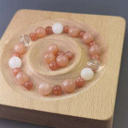 「元気も、優しさも、どちらも欲しい」太陽と月のエネルギー「天然サンストーン*ムーンストーン*クリア水晶」ブレス 1枚目の画像