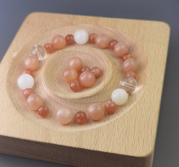 「元気も、優しさも、どちらも欲しい」太陽と月のエネルギー「天然サンストーン*ムーンストーン*クリア水晶」ブレス 1枚目の画像