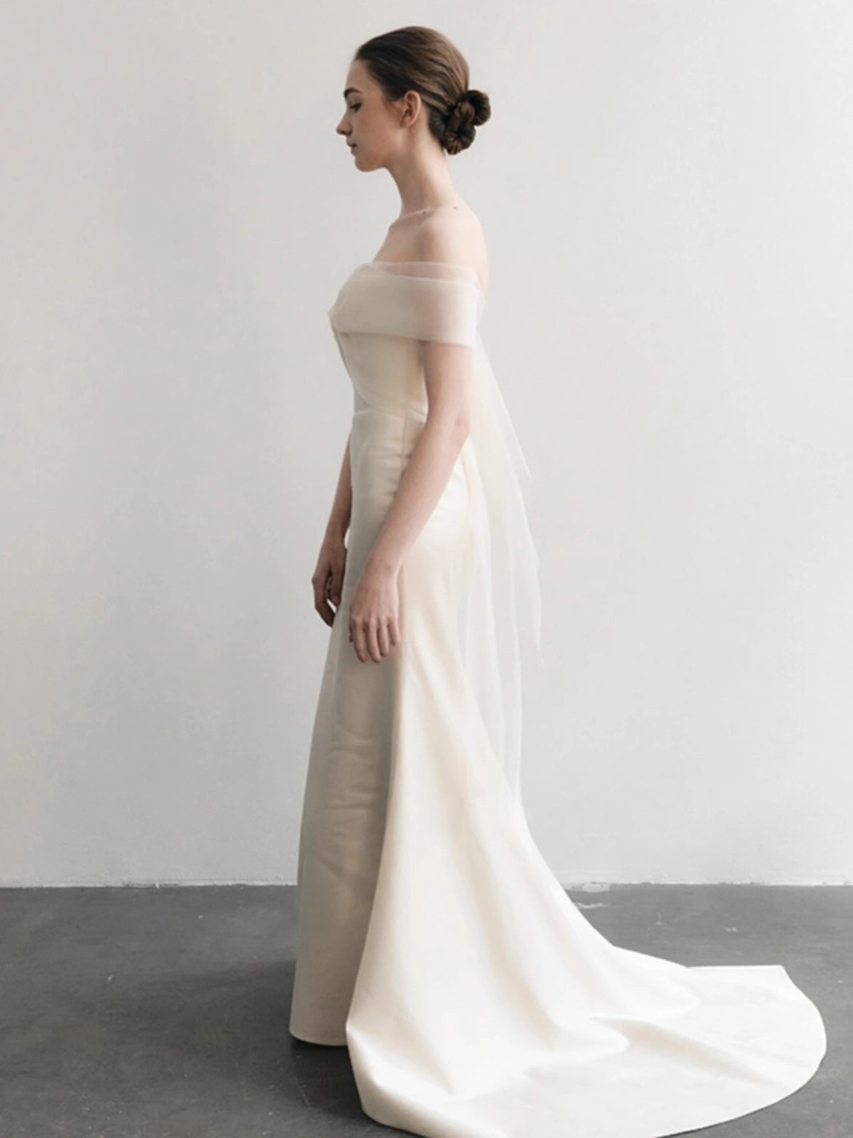 パーティードレス 白 黒 オフショルダー 裾引き シンプル 花嫁 誕生日 披露宴 前撮り 二次会 お呼ばれ AK760