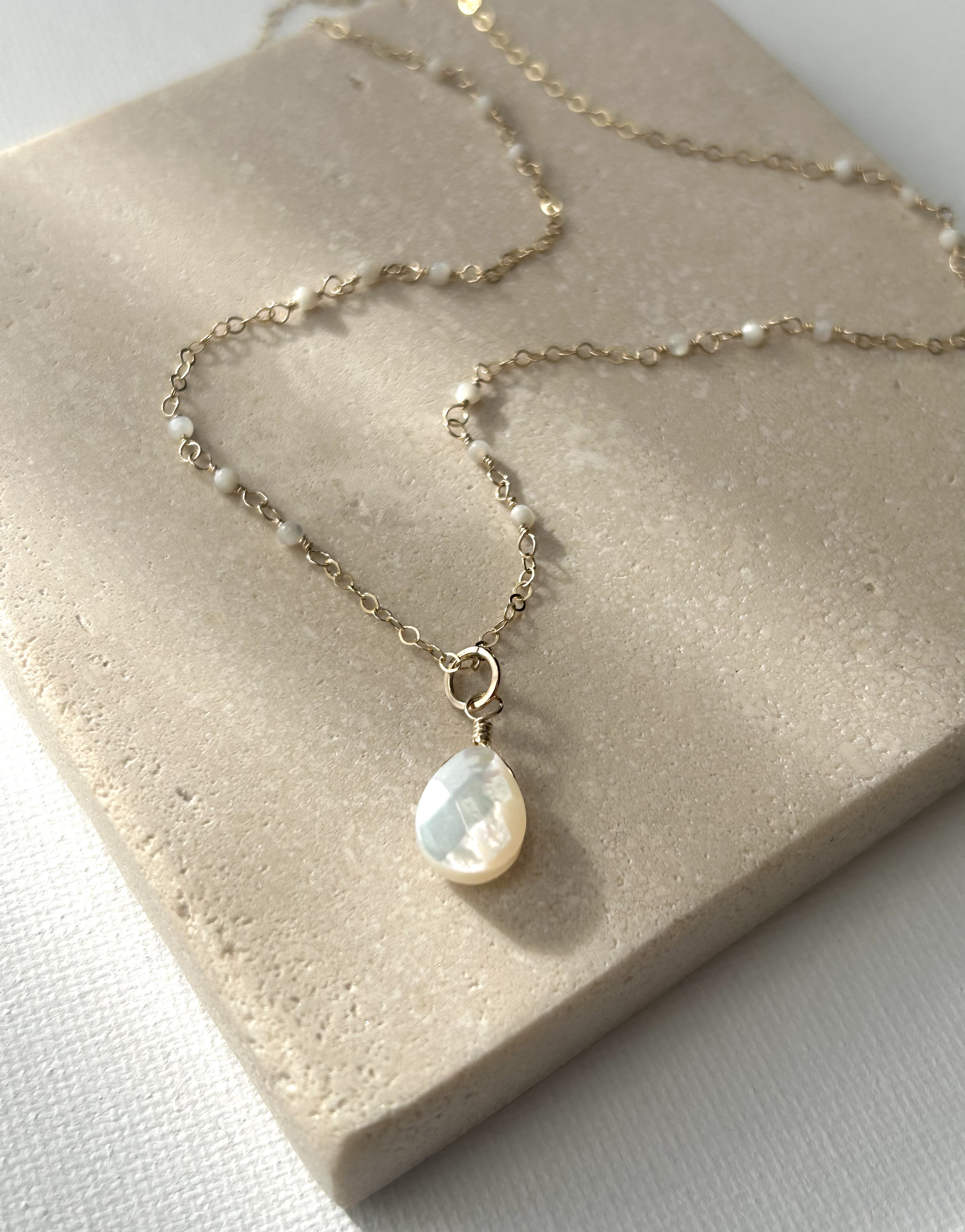 ホワイトシェル（白蝶貝） カットペアシェイプ ネックレス 14kgf