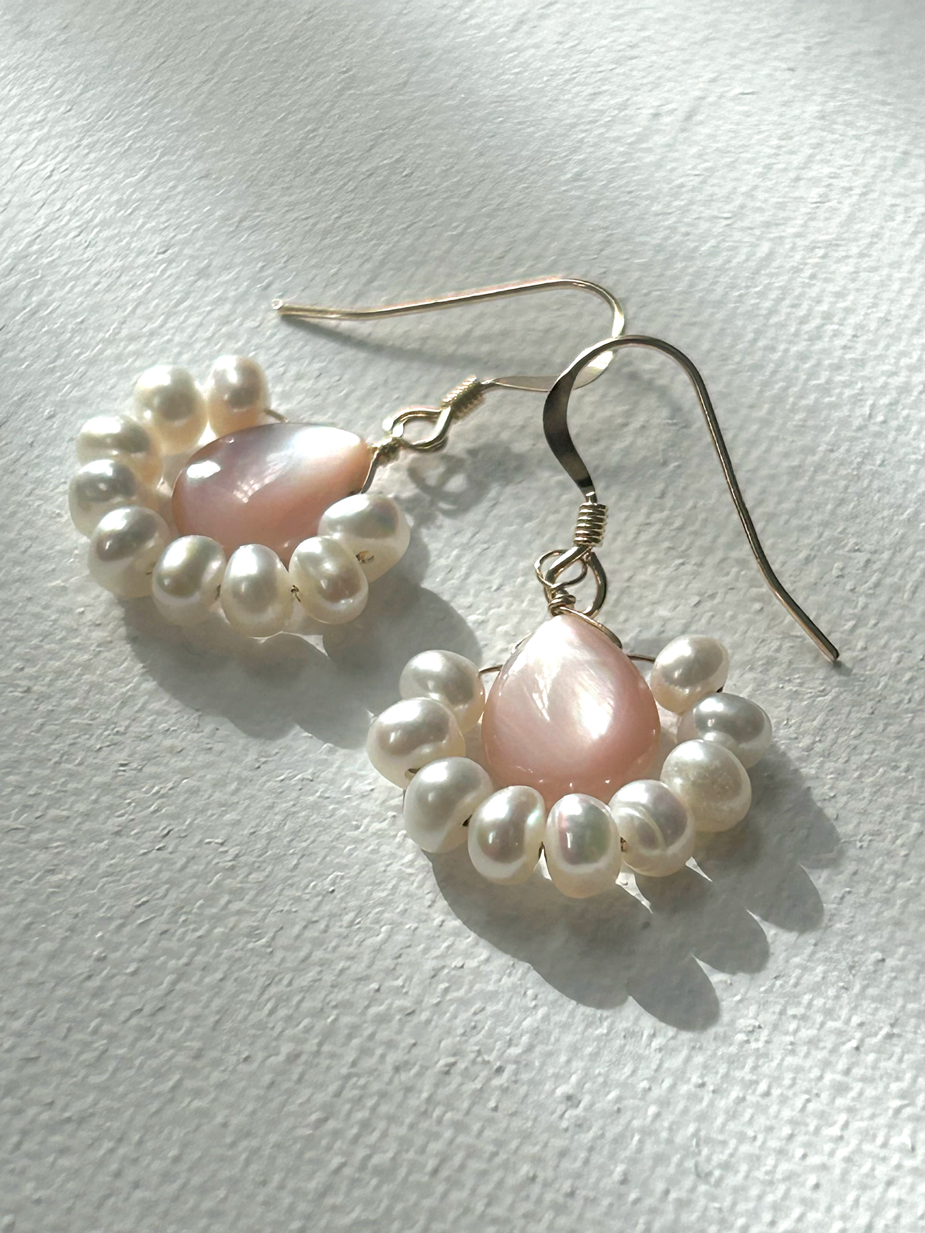 雫ピンクシェルと淡水パールのピアス　14kgf 桜