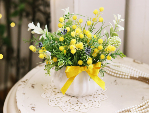 Seasonal Table Flower｜ミモザとグリーンのフラワーアレンジ｜磁器