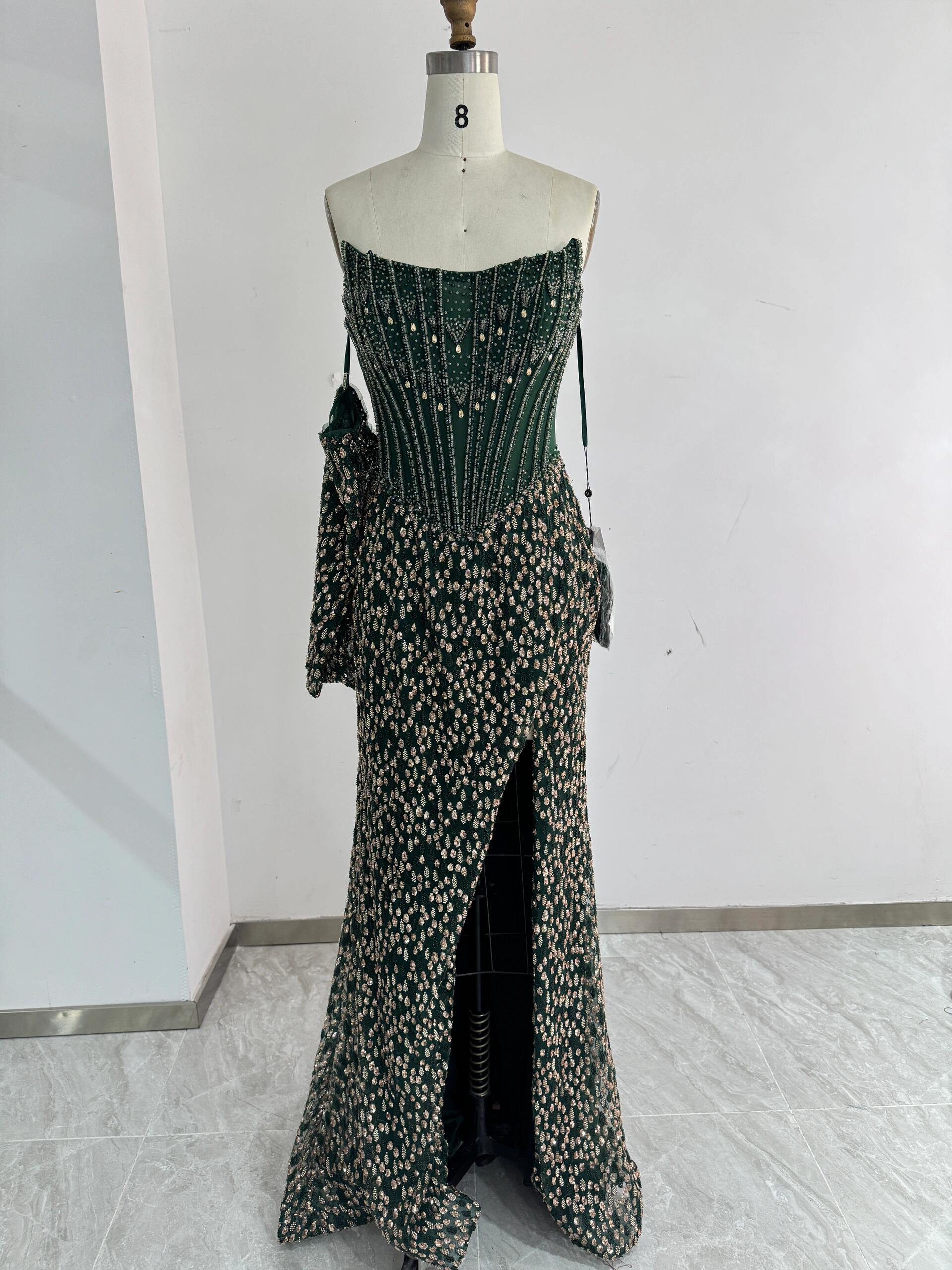 上質　オリーブグリーン/カーキ　目立つ　キラキラ　ビジュー　グッリター　チューブトップ　ノースリーブ　マーメイドドレス