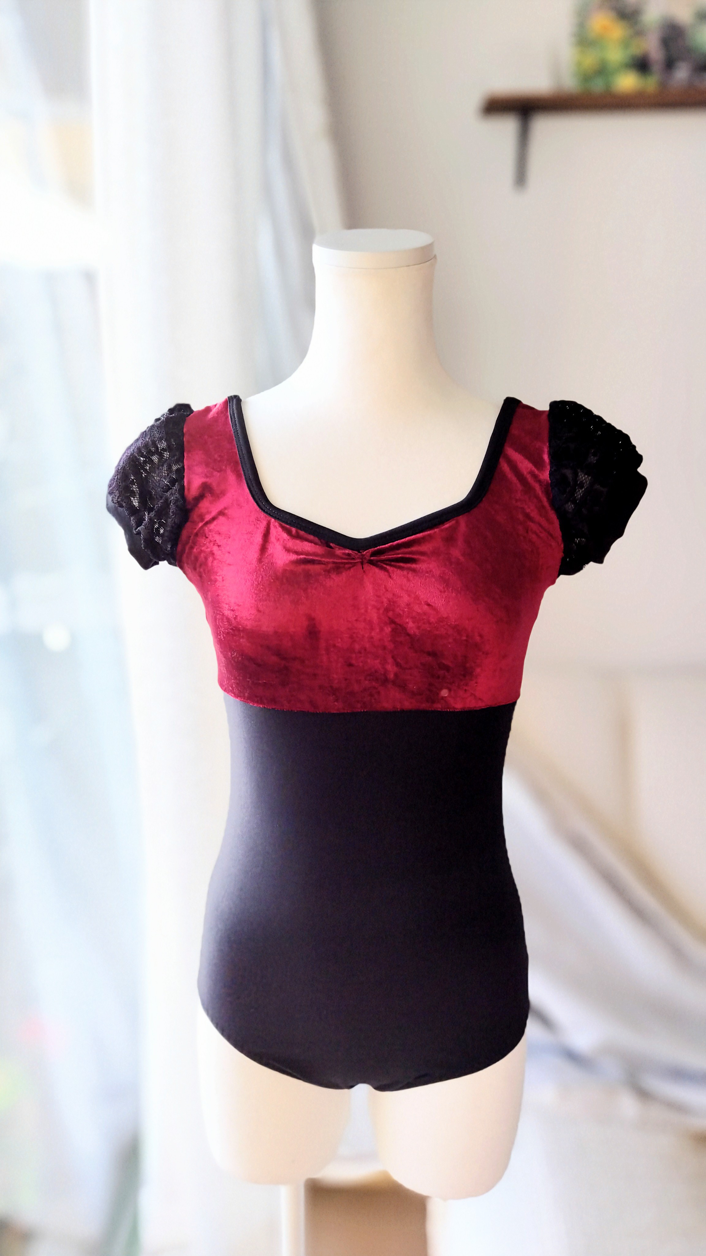 S～Mサイズ/深いワインレッドのクラッシュベロアとレースが高級感を醸し出す娘役レオタード