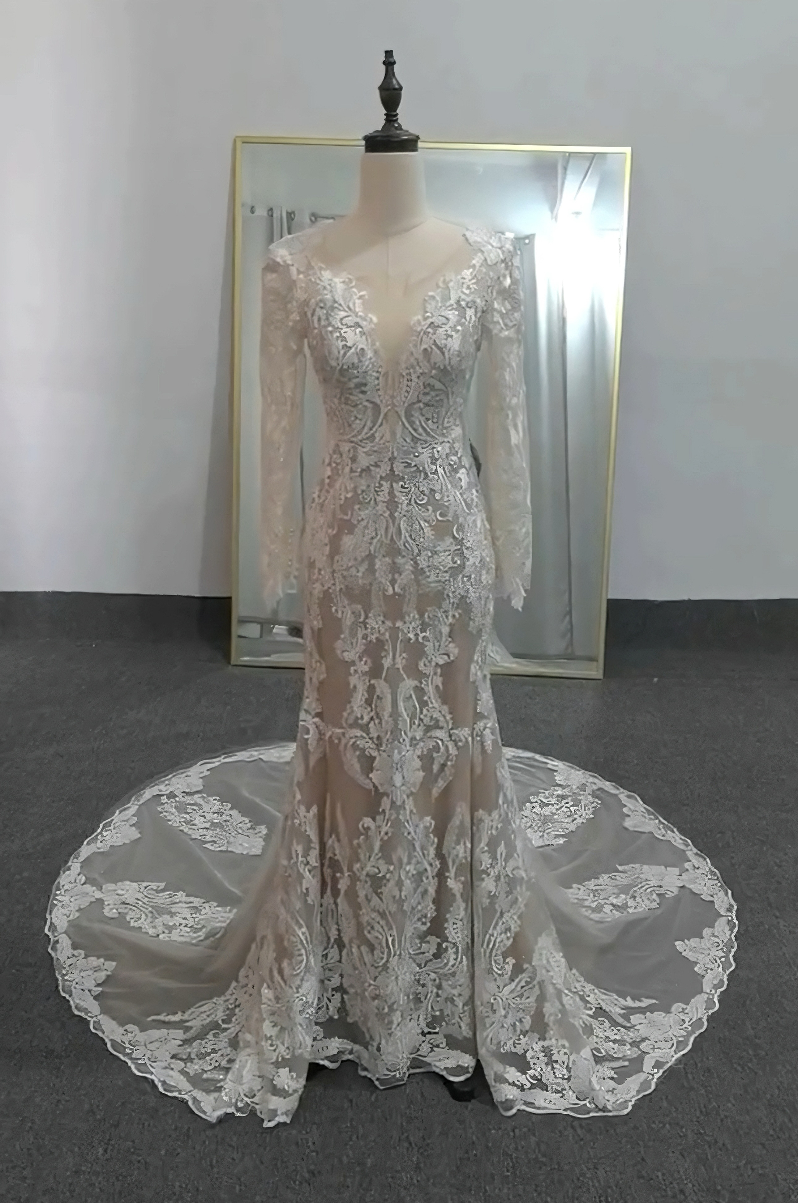 高品質！裾レース　女王派イリュージョンネック　贅沢な小花総レース　マーメイドドレス　長袖冬婚秋婚春婚　2次会前撮り披露宴