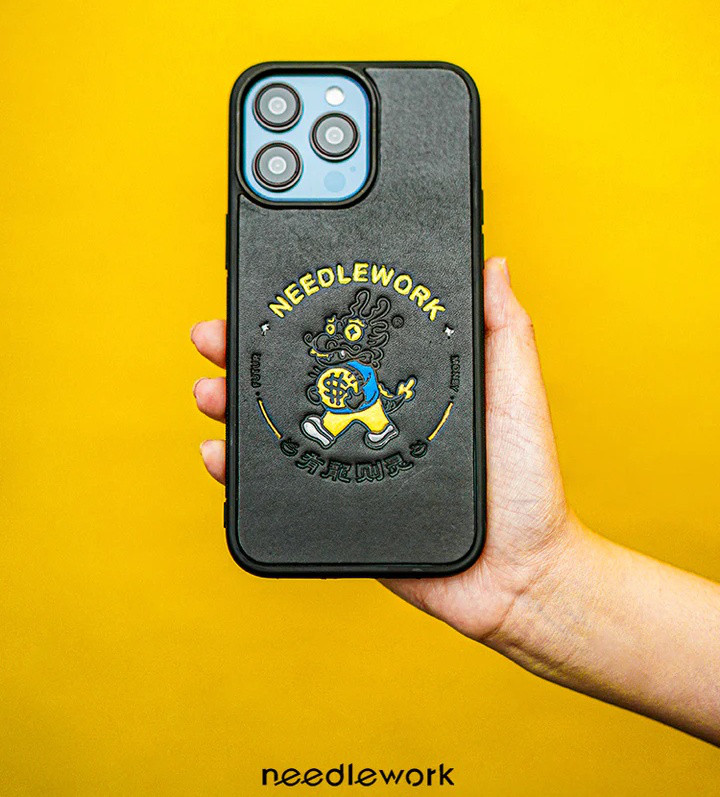 NEEDLEWORK ドラゴン フォンケース（iPhone 11～16 対応）