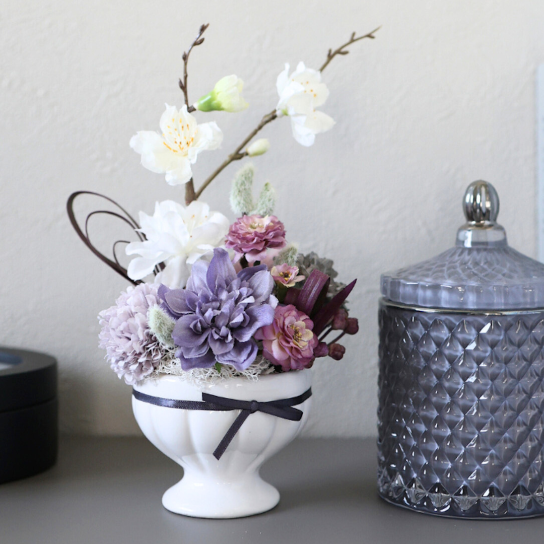 大人シックな桜の春色アレンジ - くすみパープル - ニュアンスカラー　インテリア　春　白い桜　手のひら　ひなまつり