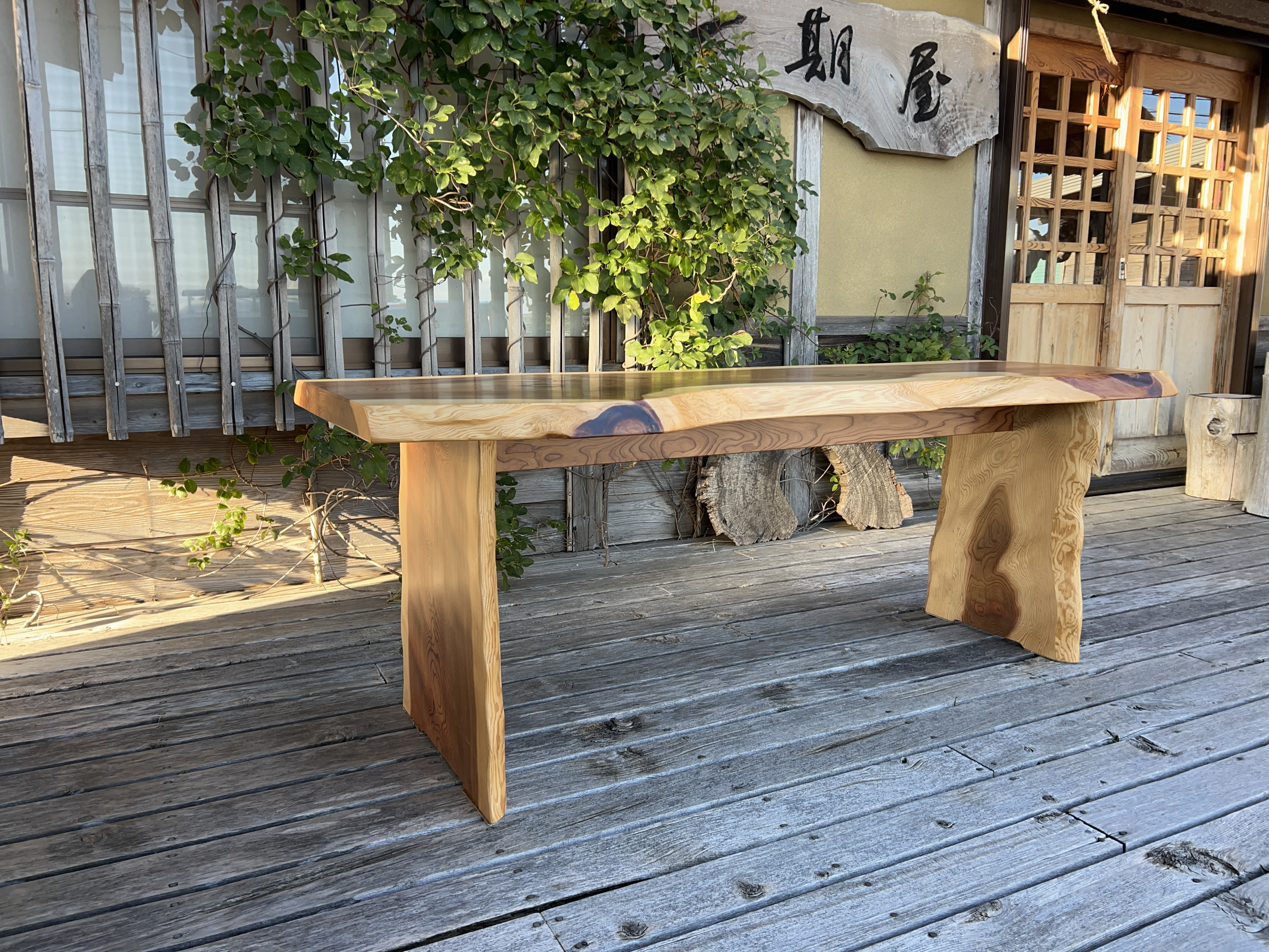 【一期屋05】杉の一枚板テーブル ― 赤身が映える、自然の節をそのままに